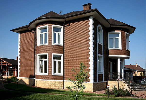 Термопанели, облицовывающие дом, похожи на отделочный кирпич.