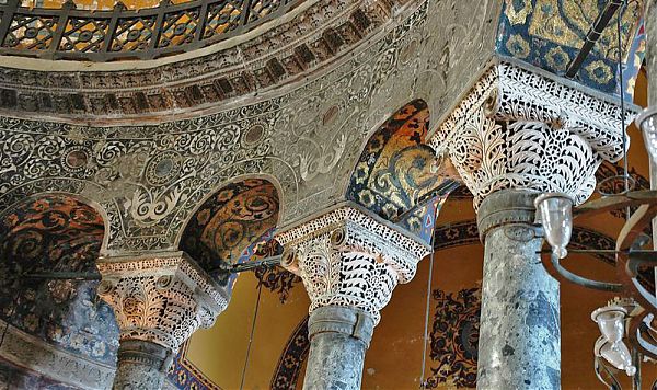 Мраморные колонны собора Св. Софии в Стамбуле.