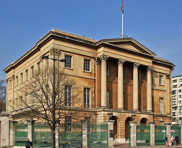 Эпсли-хаус (Apsley House), архитектор Роберт Адам (Robert Adam), реконструкция Бенджамин Дин Уайат (Benjamin Wyatt).