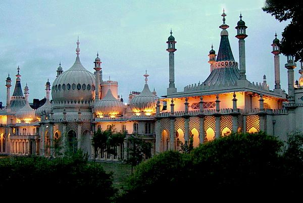 Романтический королевский павильон в Брайтоне (Brighton Pavilion) демонстрирует смешение самых разных стилей. 1815-1822 гг.Архитектор Джон Нэш. Лондон.