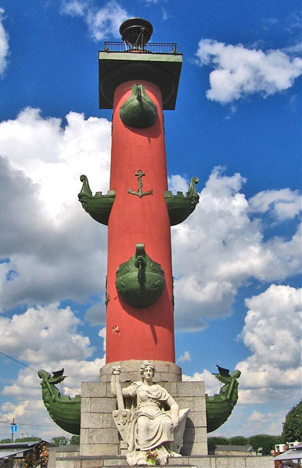 Ростральная колонна Питера, украшенная корабельными носами, создана по римскому образцу.