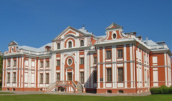 Кикины палаты — памятник архитектуры петровского барокко. Кирпичные фасады украшает белая лепнина. 1714-1720 гг. автор неизвестен.