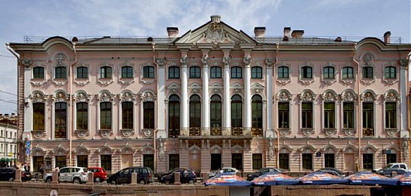 Строгановский дворец в стиле барокко. 1752—1754 гг. архитектор Бартоломео Растрелли.