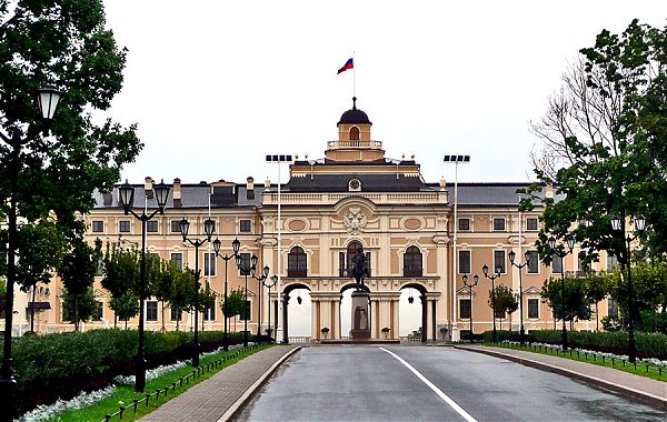 Константиновский дворец в Стрельне - архитектурное наследие петровского времени. К концу 20 в. здание находилось в состоянии разрушения. В 2001 г. получило статус Государственного комплекса "Дворец конгрессов". Реставрация закончена в 2003 г.