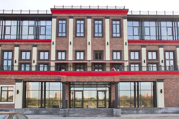 Утепление фасада термопанелями помогает не только защитить дом от воздействий окружающей среды, но и украсить его.