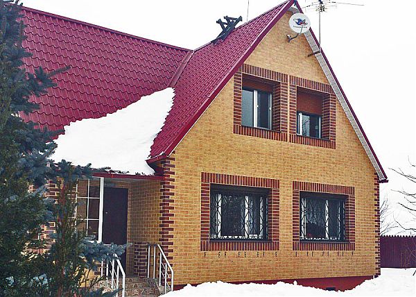 Облицовка под желтый кирпич произведена при помощи термопанелей от производителя клинкера. 