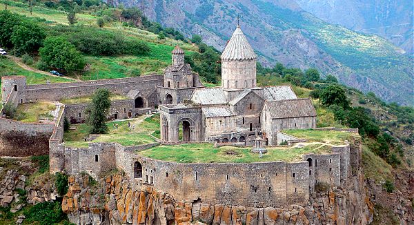 Татевский монастырь Армянской Апостольской Церкви построен в романском архитектурном стиле, 9 в.