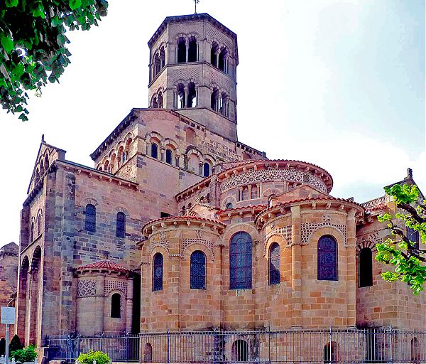 Церковь аббатства Св. Австремония в Иссуаре, Овернь. Франция. 1130-1150 гг. построена в романском архитектурном стиле.