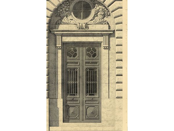 Входной портал выполнен по мотивам романского архитектурного стиля.
