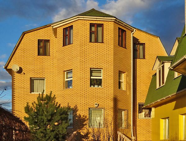 Геометрически сложные элементы фасадов при теплоизоляции жилых домов, такие как эркеры, удобно облицовывать термопанелями.