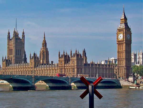 Лондонский парламент построен в неоготическом стиле, он положил начало этому направлению романтизма в архитектуре.
