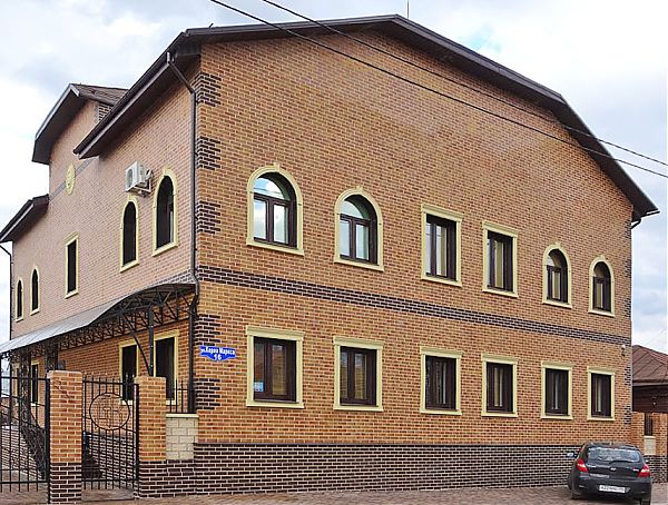 Интересный дизайн дома по мотивам Ренессанса выполнен при помощи отделки термопанелями и лепного декора из полиуретана.