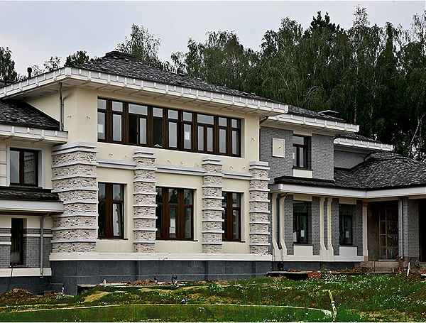 Благодаря современным материалам для отделки фасадов полностью изменился внешний вид дома из кирпича.