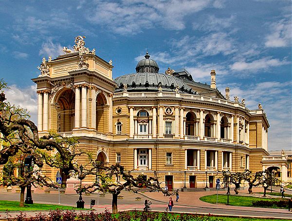 Отделка каменными плитками придает зданию торжественность и величественность. Одесский оперный театр.
