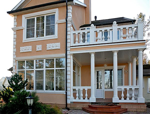 Дачный дом на фото с традиционной террасой и застекленной верандой, дизайн которых выполнен с использованием лепнины из полиуретана.