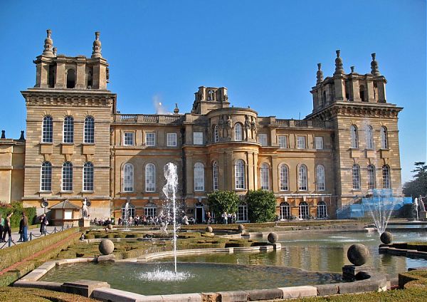 Дворец Бленхейм (Blenheim Palace) — родовое имение герцогов Мальборо. Окраина Вудстока в графстве Оксфордшир. 1707-1722 гг. Проект Джона Ванбу, Николаса Хоксмура. Несмотря на английскую «сухость» и отсутствие избыточного декора, отсутствие ордерной систем