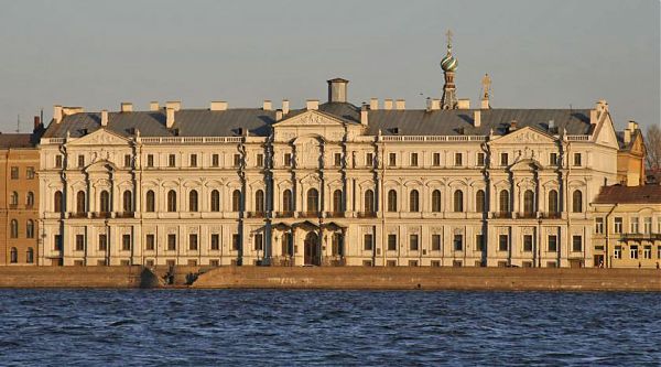 Нoвo-Михaйлoвский дворец на Дворцовый набережной в Петербурге. Архитектор — А. Штакеншнейдер. 1857—1862 гг. Построен для сына императора Николая 1 - великого князя Михаила Николаевича. Стиль – эклетика с мотивами необарокко.