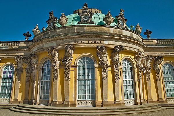 Сан-Суси в Потсдаме. Стиль рококо. 1745-1747 гг. Арх. Г. Кнобельсдорф (Knobeisdorff) (1699—1753гг.) Дворец, построенный по проекту Фридриха Великого в Потсдаме.