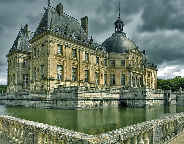 Замок Во ле Виконт (Vaux-Le-Vicompte). Арх. Луи Лево. 1650-е годы. Построен для Николя Фуке, министра финансов Людовика XIV.