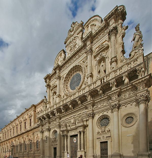 Образец южно-итальянского барокко базилика Санта Кроче в Лечче (Basilica di Santa Croce (Lecce). Алулия. Италия. 1549-1679 гг. Строительство фасада начал зодчий Габриэле Рикарди, а закончил работы по строительству архитектор Цингарелло.