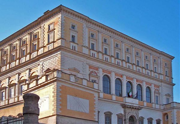 Фасад виллы Фарнезе в Капрароле.