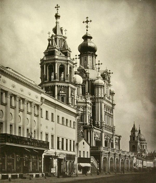 Церковь Успения Пресвятой Богородицына Покровке - приходская церковь. 1696-1699 гг. Арх. Крепостной П. Потапов. Построена церковь на средства купца И. Сверчкова.
