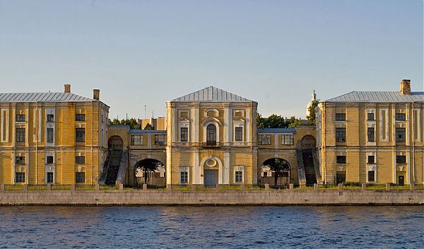 Дворец Меньшикова в Петербурге построен в стиле петербургское барокко.1710 – 1727 гг. Архитекторы Д.И. Фонтана, И.Г. Шедель, И.Ф. Браунштейн, Г.И. Маттарнови.