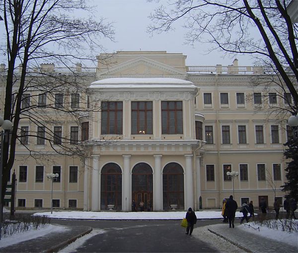 Аничков дворец. (1741—1753 гг.) Строился по указу Елизаветы. Проект здания создал М. Земцов. Растрелли завершал строительство.