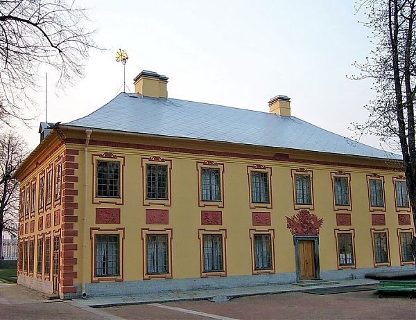Летний дворец Петра I (адрес: Кутузовская набережная. Летний сад. 1710 – 1716 гг.) Архитекторы Д.Трезини, А.Шлютер, И.-Ф.Браунштейн, Г.И.Маттарнови, Н.Микетти, Н.Пино. Фасад декорирован барельефами, изображающими Северную войну (автор - скульптор и архите