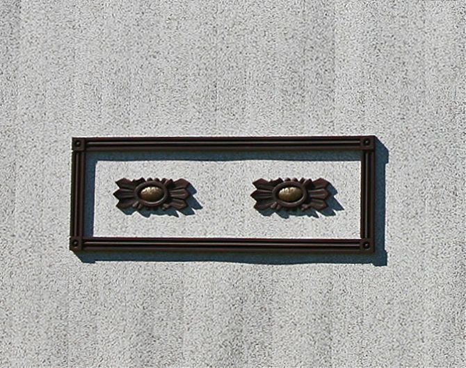 Декоративные элементы на фасаде дома