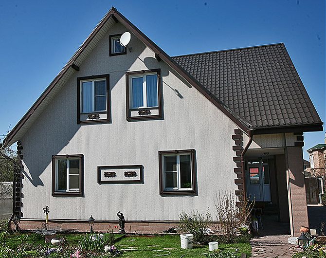 Фасад дома, полиуретан выкрашен коричневой краской