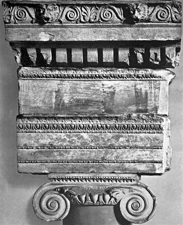 Фрагмент мраморного антаблемента и капители с античными узорами храма Зевса Сосиполиса в Магнесии на Меандре. 2 век до н.э. Археологический музей в Стамбуле.