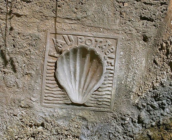 Изображение ракушки на стене римско-католического храма Святой Иаков в Лангедоке во Франции.