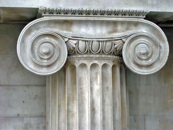 Ионики (овы) в капители ионической колонны.