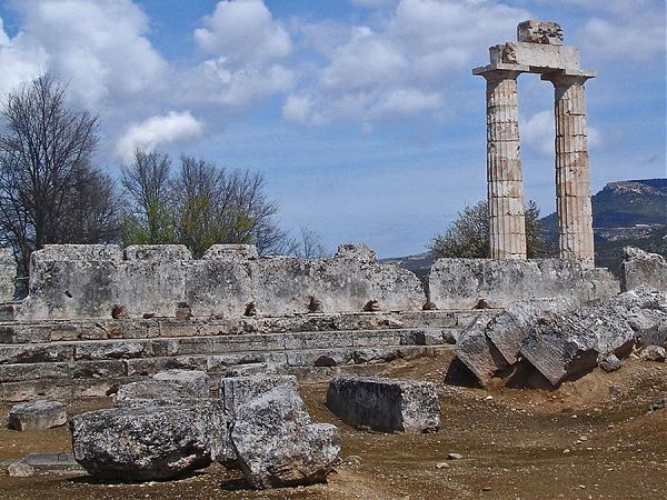 Руины храма Крылатой Афины в Теге.