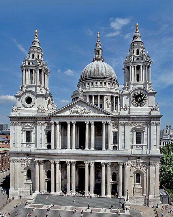 Фасад Собора Святого Павла имеет два яруса – нижний состоит из колонного портика с широким аттиком, а верхний – из более узкого портика с треугольным фронтоном с барельефом.