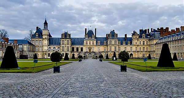 От многих известных французских дворцов – Версаля (Versailles) и Лувра (Louvre), архитектуру Замка Фонтенбло отличает условное разбиение композиции фасада на множество маленьких павильонов и флигелей.