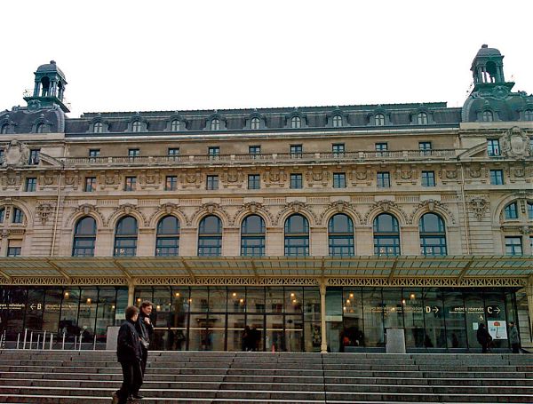 Центральный фасад Музея Орсе в Париже является ярким примером французского неоклассического стиля и школы модерн – он состоит из широкого стеклянного входа, перекрытого кованным металлическим узорчатым навесом, и ряда арочных окон, дополненных пилястрами 