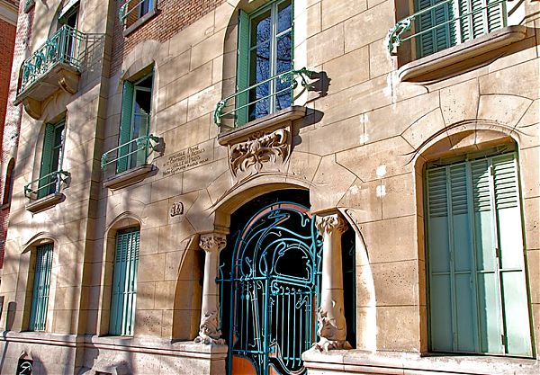 Узоры кованных ворот Кастель-Беранже достаточно классические для стиля модерн – изгибы, напоминающие кнут, абстракции и цветочные мотивы.