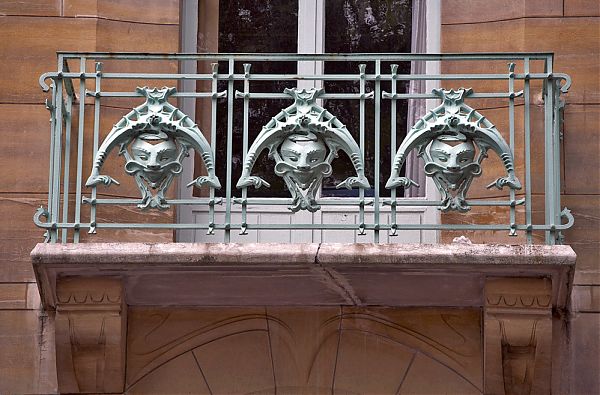 Один из наиболее известных мотивов кованных решеток балконов здания – своеобразная интерпретация средневековых маскаронов, которые здесь дополнены абстрактными узорами, традиционными для стиля модерн.