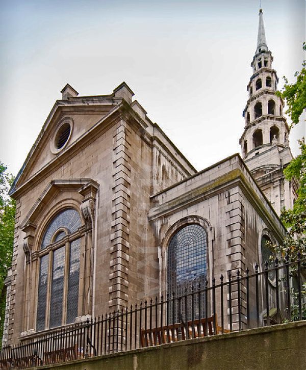 Центральный фасад церкви Святой Бригитты, в котором элементы архитектуры барокко представлены в упрощенной манере – скромный треугольный фронтон дополнен лишь скромный круглым окном, а декоративные фронтоны окон – простыми изящными каменными волютами.