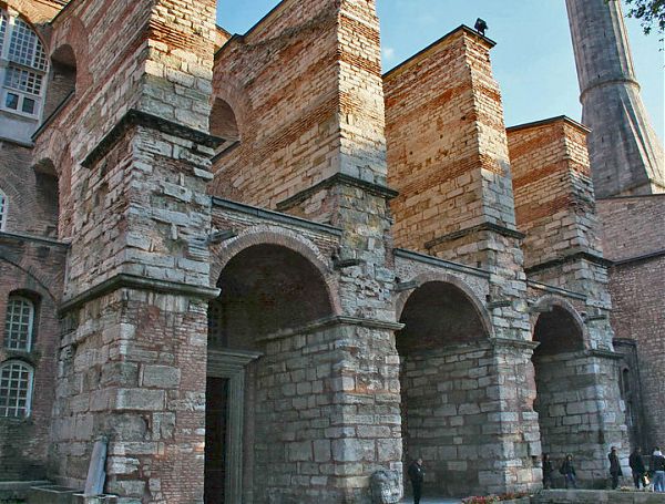 Западный фасад собора представляет собой широкий арочный портал, сложенный из грубого известняка, которые полностью лишены декора, кроме узких выступающих карнизов.