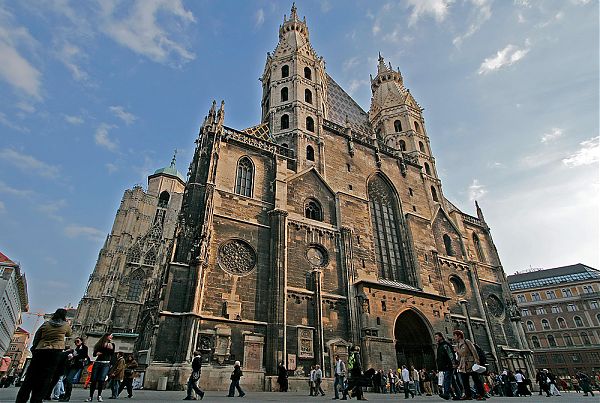 Центральный фасад Собора Св. Стефана, как и многие сооружения готической архитектуры, представляет собой массивный центральный портал с арочными воротами и высоким стрельчатым окном, а также двумя апсидами с балюстрадами и двумя высокими башнями.