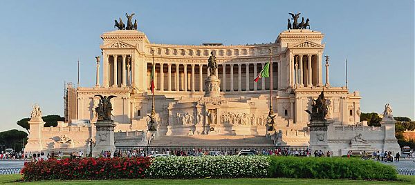 Монумент Витториано имеет характерное ступенчатое строение, за что многие римляне сравнивали памятник с пишущей машинкой и многоярусным тортом.