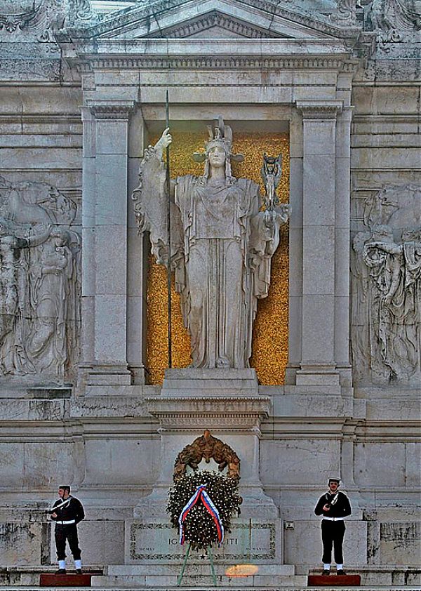 Венчает Могилу Неизвестного Солдата декоративная ниша с массивными пилястрами, в которой установлена статуя – символ Рима, держащая в руках небольшую статую богини победы, Ники.