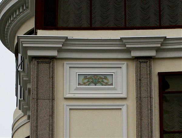 Фрагмент фасада с декоративным панно