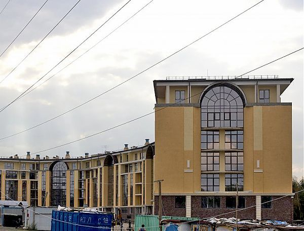 Фрагмент фасада ЖК "Адмирал" во время монтажа декора