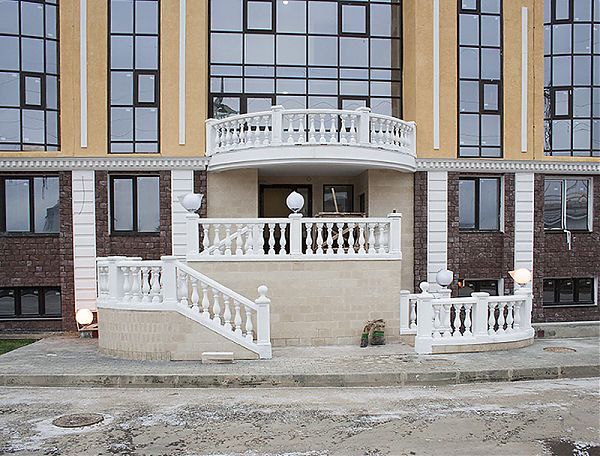 Фрамент бокового фасада ЖК "Адмирал" с балюстрадами