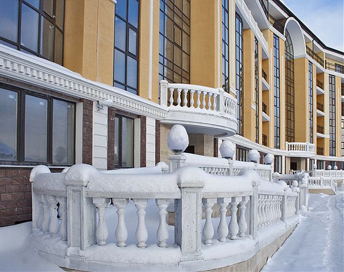 Фото фрагмента фасада ЖК "Адмирал" с балюстрадами