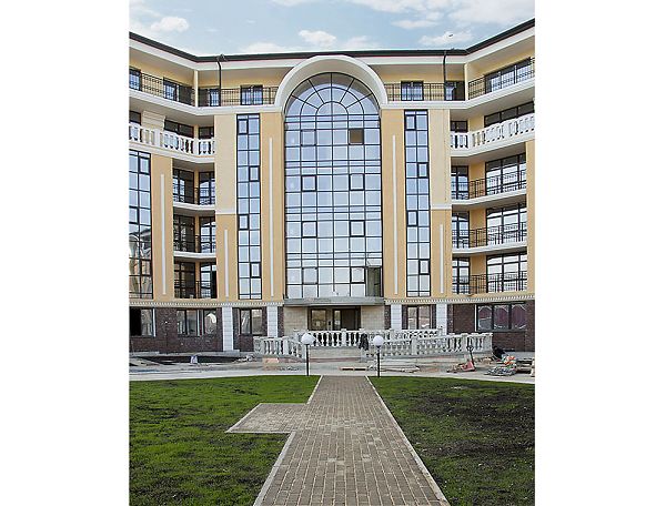 Фрамент фасада ЖК "Адмирал" с аркой